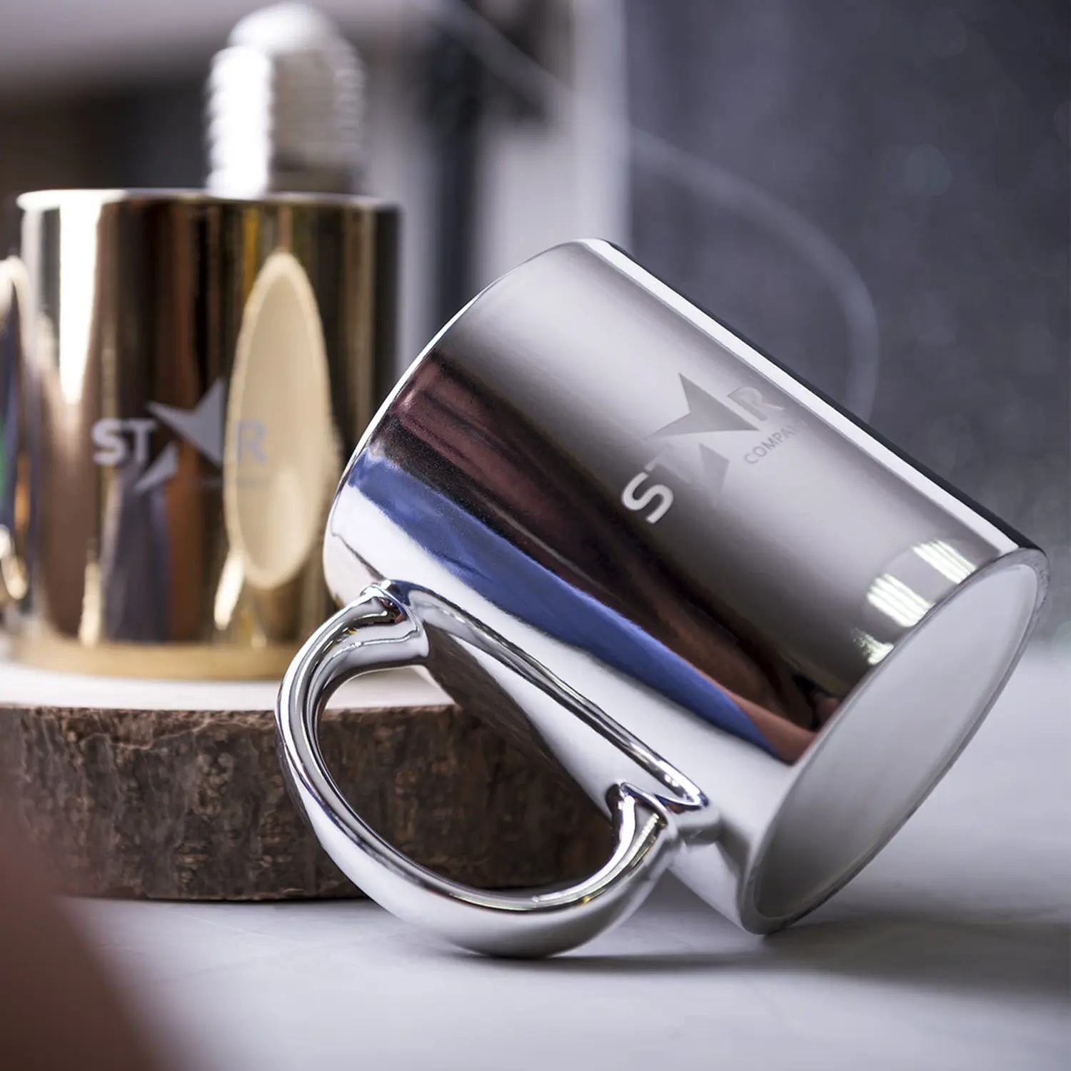 Tassen in auffallend glänzenden Silber- und Goldfarben von stilecasa