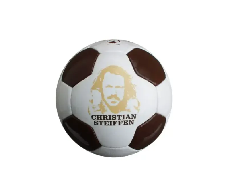 Fußball mit der Abbildung des Künstlers von stilecasa